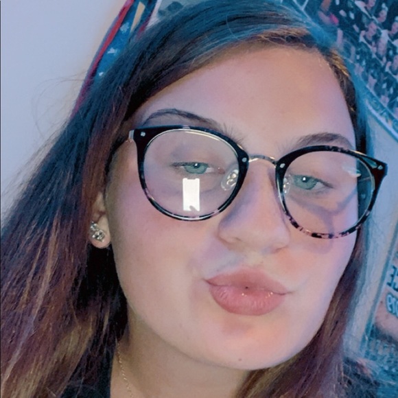 Meet your Posher, Elli - Picture 1 of 1